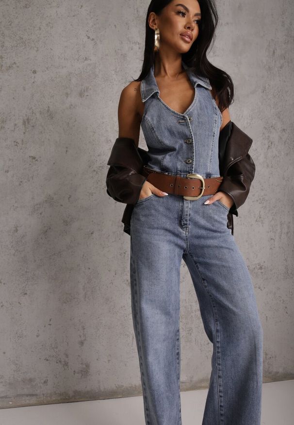 Renee - Niebieski Bawełniany Kombinezon Jeansowy z Dekoltem Halter i Kołnierzykiem Edaviann. Kolor: niebieski. Materiał: bawełna, jeans. Wzór: haft