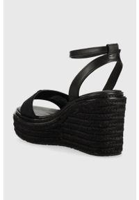 Calvin Klein sandały WEDGE 50HH W/HW - JQ damskie kolor czarny na koturnie HW0HW01490. Zapięcie: klamry. Kolor: czarny. Materiał: skóra, guma. Obcas: na koturnie #5