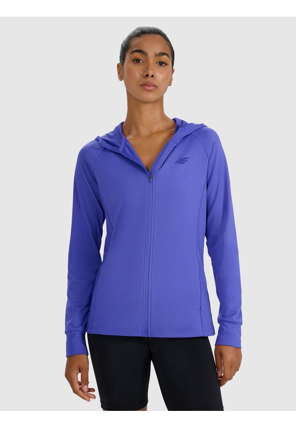 4f - 4F Bluza treningowa regular szybkoschnąca damska - niebieska S. Okazja: na co dzień. Typ kołnierza: kaptur. Kolor: niebieski. Materiał: dzianina, elastan, włókno, syntetyk, materiał. Długość rękawa: raglanowy rękaw. Wzór: gładki, ze splotem. Styl: casual, sportowy