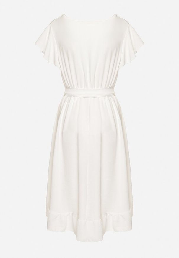 Born2be - Biała Kopertowa Sukienka z Asymetrycznym Dołem Ozdobiona Falbanką z Paskiem w Talii Snidia. Okazja: na co dzień, na spacer. Kolor: biały. Wzór: aplikacja. Sezon: lato. Typ sukienki: asymetryczne, kopertowe. Styl: elegancki, klasyczny, casual