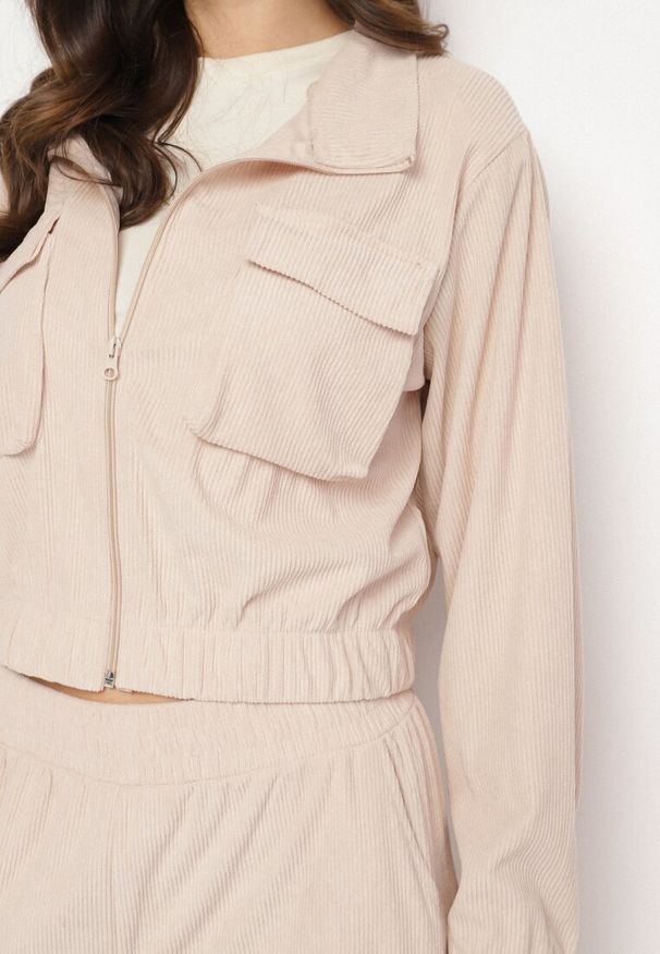 Born2be - Jasnobeżowy Komplet Dresowy w Stylu Cargo Bluza ze Stójką i Szerokie Spodnie Arritarra. Kolor: beżowy. Materiał: dresówka