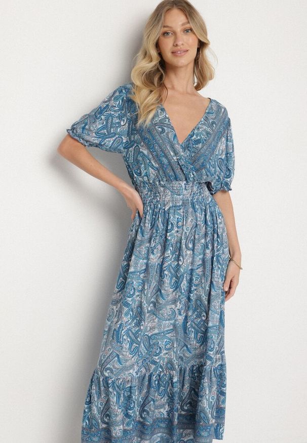Born2be - Niebieska Bawełniana Sukienka o Rozkloszowanym Kroju we Wzór Paisley Folurelle. Typ kołnierza: dekolt w serek. Kolor: niebieski. Materiał: bawełna. Długość rękawa: krótki rękaw. Wzór: paisley. Styl: elegancki, klasyczny