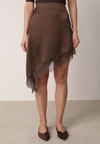 Born2be - Brązowa Satynowa Spódnica o Asymetrycznym Kroju z Koronką Arlivia. Kolor: brązowy. Materiał: koronka, satyna. Wzór: koronka. Styl: elegancki, klasyczny #1