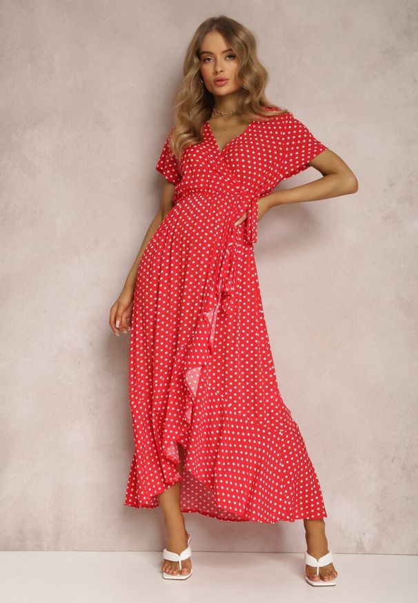 Renee - Czerwona Sukienka Boliphise. Kolor: czerwony. Materiał: tkanina. Długość rękawa: krótki rękaw. Wzór: kropki. Typ sukienki: kopertowe. Styl: klasyczny