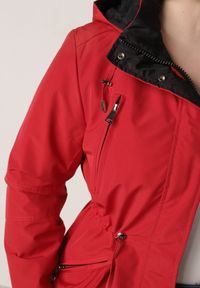 Born2be - Czerwono-Czarna Przejściowa Kurtka Dwustronna Parka z Pikowaniem i Kapturem Tidare. Okazja: na co dzień, na spacer. Kolekcja: plus size. Kolor: czerwony. Materiał: jeans, poliester. Styl: casual, sportowy #3