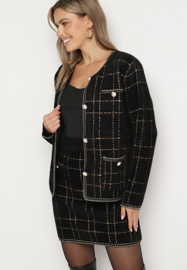 Born2be - Czarno-Złoty Dzianinowy Komplet w Kratkę z Kardiganem i Spódnicą Ozdobiony Eleganckimi Guzikami Rairel. Kolor: czarny. Materiał: dzianina. Wzór: kratka, aplikacja