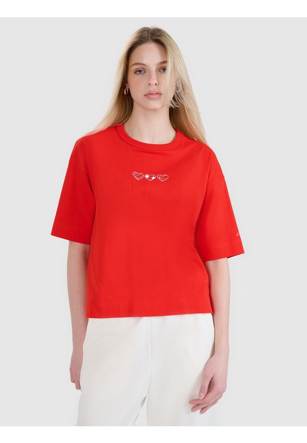 4f - 4F T-shirt oversize z nadrukiem damski - czerwony XL. Okazja: na co dzień. Kolor: czerwony. Materiał: dzianina, bawełna, jersey. Długość rękawa: krótki rękaw. Długość: krótkie. Wzór: nadruk. Styl: klasyczny, sportowy, casual