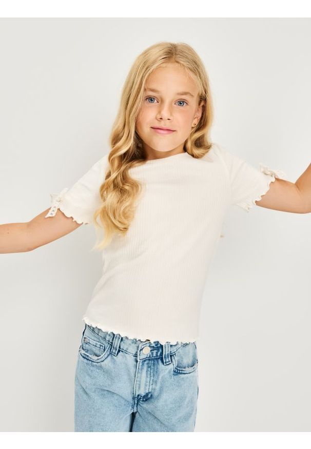 Sinsay - Prążkowana koszulka z falbanami - biały. Kolor: biały. Materiał: prążkowany