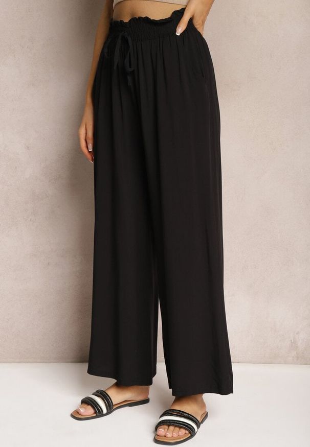 Renee - Czarne Spodnie Palazzo High Waist z Bawełny Wykończone Gumką w Talii Nellsea. Okazja: na co dzień. Stan: podwyższony. Kolor: czarny. Materiał: bawełna. Styl: elegancki, casual