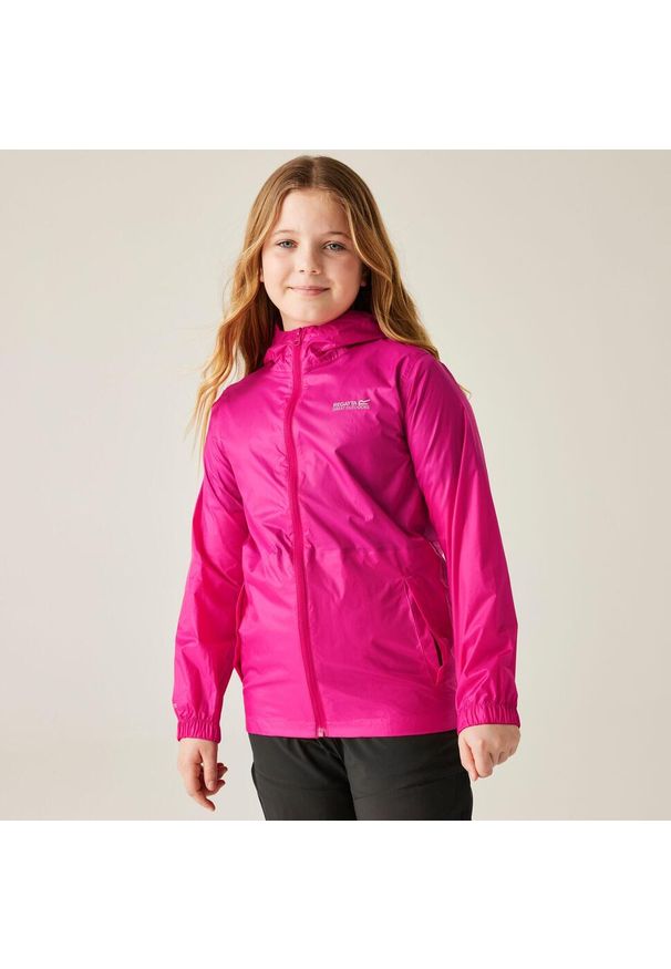 Regatta - Kurtka trekkingowa dziecięca Pack It Jacket III kieszonkowa. Kolor: różowy. Styl: sportowy. Sport: turystyka piesza