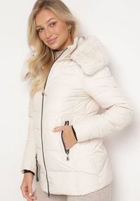 Born2be - Jasnobeżowa Pikowana Kurtka z Odpinanym Kapturem z Futerkiem Zinmora. Okazja: na co dzień. Kolor: beżowy. Materiał: futro. Długość rękawa: długi rękaw. Długość: długie. Sezon: zima. Styl: klasyczny, casual, elegancki #7