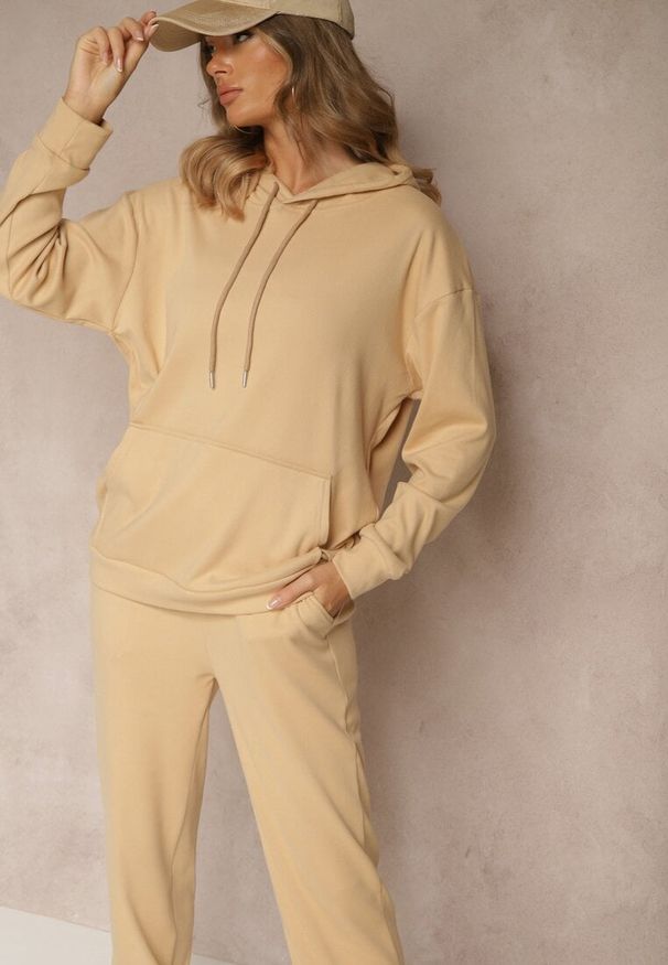 Renee - Ciemnobeżowy Komplet Dresowy Spodnie i Bluza z Kapturem i Kangurową Kieszenią Lotilea. Kolor: beżowy. Materiał: dresówka