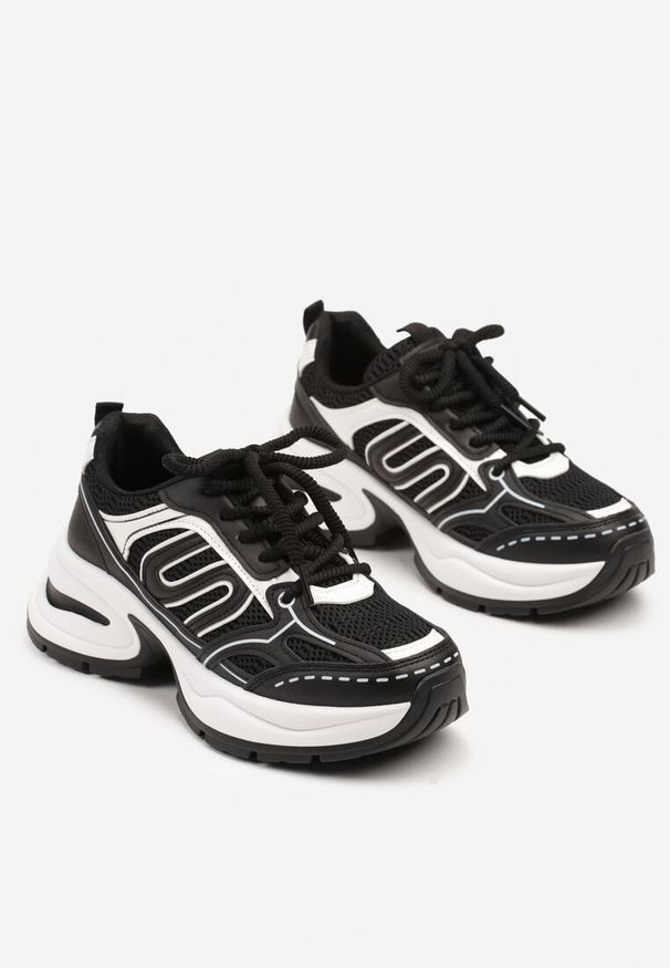 Born2be - Czarne Sneakersy na Grubej Tłoczonej Podeszwie z Geometrycznym Wzorem Deliorith. Okazja: na co dzień. Kolor: czarny. Wzór: geometria