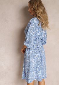 Renee - Niebieska Rozkloszowana Sukienka Midi z Kopertowym Dekoltem Orsola. Kolor: niebieski. Materiał: materiał. Typ sukienki: kopertowe. Długość: midi #4