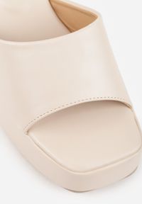 Born2be - Beżowe Minimalistyczne Klapki na Koturnie z Kwadratowym Noskiem Mosing. Okazja: na co dzień, do pracy. Kolor: beżowy. Sezon: lato. Obcas: na koturnie. Styl: casual, klasyczny, elegancki. Wysokość obcasa: średni #8