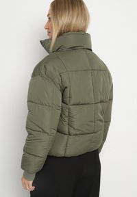 Born2be - Ciemnozielona Pikowana Kurtka Puffer o Prostym Kroju ze Ściągaczami przy Rękawach Suzzana. Okazja: na co dzień, na spacer. Kolor: zielony. Materiał: jeans, poliester. Styl: casual, elegancki #6