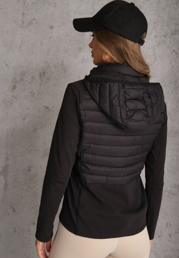 Renee - Czarna Przejściowa Kurtka z Pikowaniem i Elastycznymi Rękawami Salisia. Okazja: na co dzień. Typ kołnierza: kaptur. Kolor: czarny. Materiał: nylon. Styl: sportowy, casual
