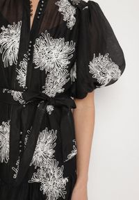 Born2be - Czarna Koszulowa Przezroczysta Sukienka z Bawełną Haftami i Paskiem Lirulira. Okazja: na co dzień. Kolor: czarny. Materiał: bawełna. Wzór: haft. Sezon: lato. Typ sukienki: koszulowe. Styl: casual, elegancki #6