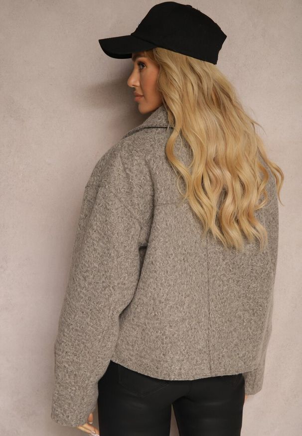 Renee - Brązowa Krótka Kurtka o Pudełkowym Kroju z Kołnierzykiem i Kieszeniami Nelilia. Okazja: na co dzień. Kolor: brązowy. Materiał: jeans. Długość: krótkie. Styl: elegancki, casual, sportowy