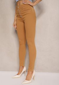 Renee - Jasnobrązowe Spodnie Skinny Winvienne. Stan: podwyższony. Kolor: brązowy. Długość: długie. Wzór: ażurowy #5