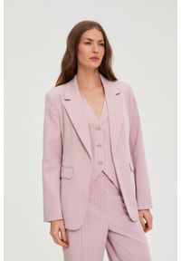 MOODO - Marynarka w paski różowa. Kolor: różowy. Materiał: poliester, wiskoza, elastan. Wzór: paski #1