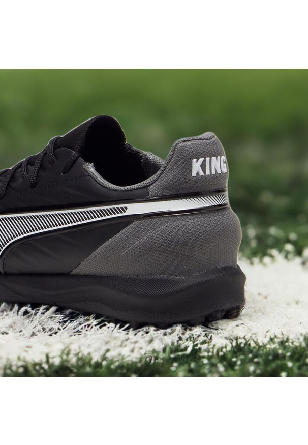Puma - Młodzieżowe buty piłkarskie KING MATCH TT PUMA Black White Cool Dark Gray. Kolor: czarny, szary, biały, wielokolorowy. Sport: piłka nożna