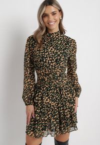 Born2be - Beżowo-Zielona Rozkloszowana Sukienka Mini w Modny Print Ozdobiona Brokatem Ifigentta. Kolor: beżowy. Wzór: aplikacja, nadruk. Długość: mini #1