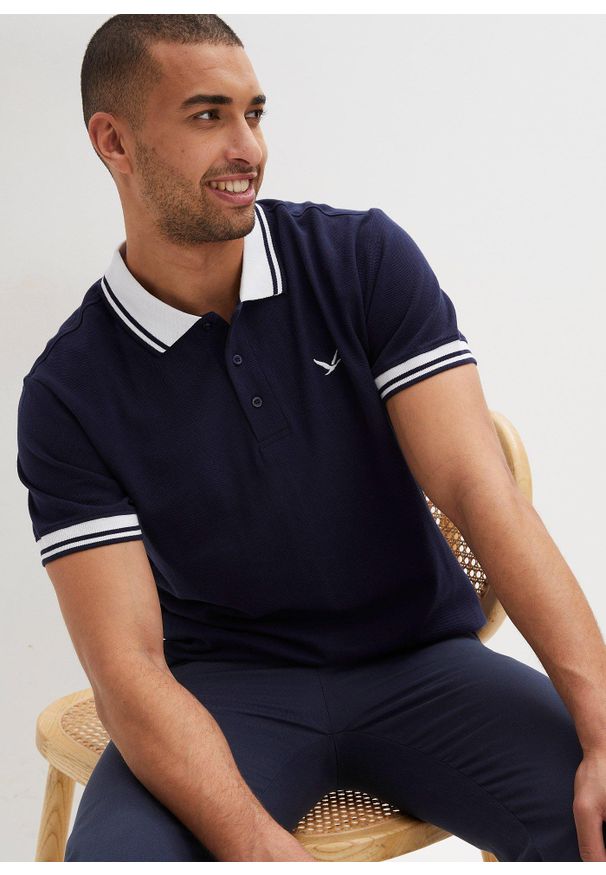 bonprix - Shirt polo pique z czystej bawełny organicznej. Typ kołnierza: polo. Kolor: niebieski. Materiał: dzianina, bawełna. Długość rękawa: krótki rękaw. Długość: krótkie. Wzór: haft