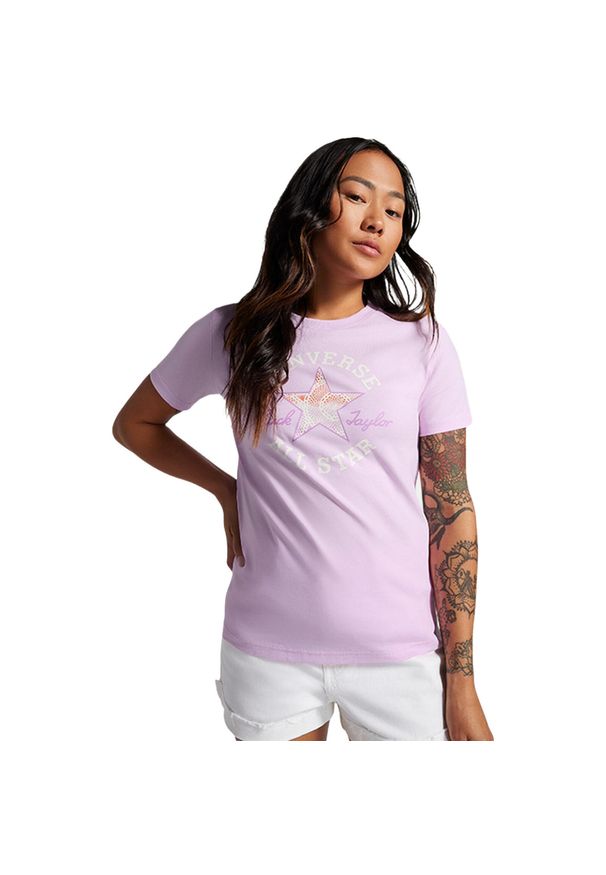 Podkoszulek damskie Converse Chuck Taylor Patch T Shirt. Kolor: fioletowy. Materiał: bawełna, materiał