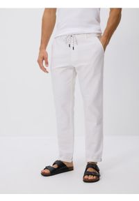 Reserved - Bawełniane spodnie chino slim - biały. Kolor: biały. Materiał: bawełna #1