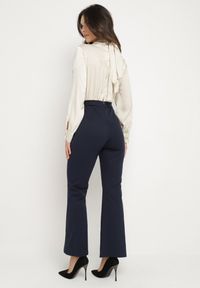 Born2be - Granatowo-Beżowy Elegancki Kombinezon z Koszulową Górą z Wiązaniem i Ozdobnymi Guzikami Noriti. Okazja: na co dzień, na spotkanie biznesowe, do pracy. Kolor: niebieski. Materiał: skóra. Długość rękawa: długi rękaw. Długość: długie. Styl: elegancki #6