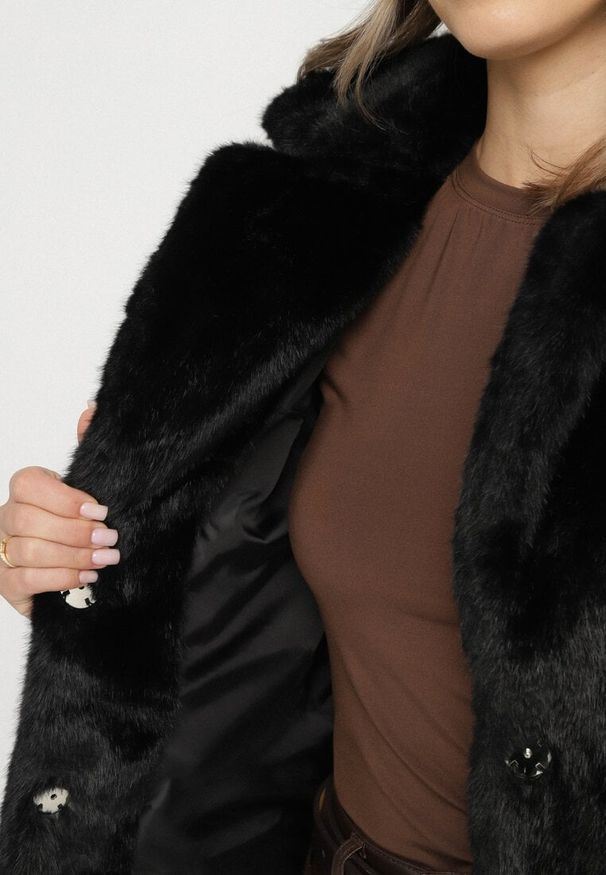 Born2be - Czarna Krótka Kurtka Futerko z Kołnierzem w Eleganckim Stylu Giriselle. Okazja: na co dzień. Kolor: czarny. Materiał: futro. Długość: krótkie. Sezon: zima. Styl: elegancki