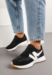 Renee - Czarne Płaskie Sneakersy Ozdobione Geometrycznym Wzorem Rividi. Okazja: na co dzień. Kolor: czarny. Materiał: jeans. Wzór: geometria, aplikacja