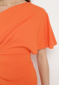 Born2be - Pomarańczowa Asymetryczna Sukienka z Ozdobnym Drapowaniem Aerlia. Okazja: na co dzień. Kolor: pomarańczowy. Długość rękawa: krótki rękaw. Typ sukienki: asymetryczne. Styl: rockowy, casual, elegancki #4