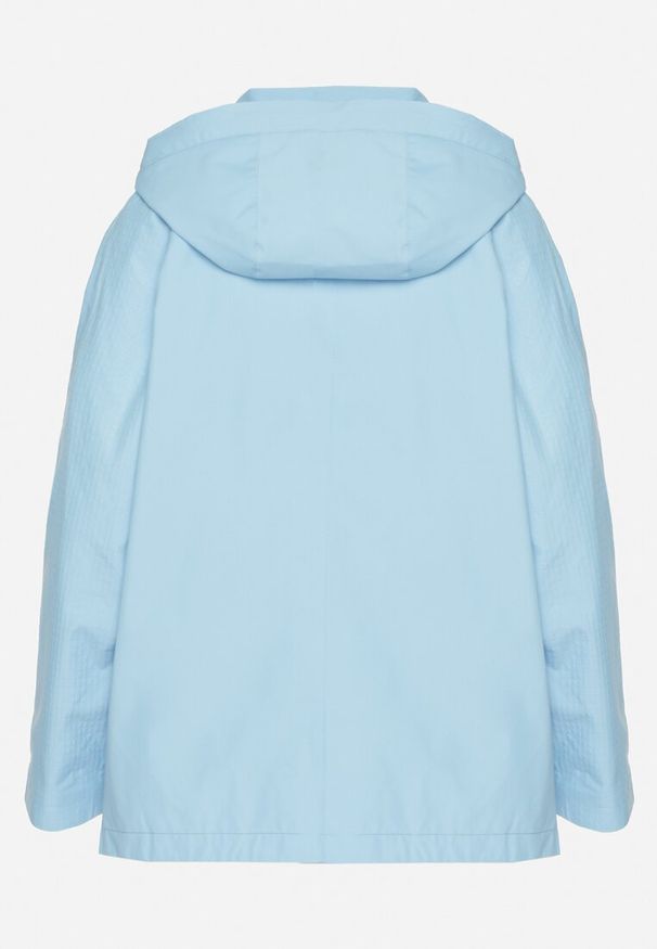 Born2be - Jasnoniebieska Kurtka w Stylu Wiatrówki z Odpinanym Kapturem Ndivisa. Okazja: na co dzień. Kolor: niebieski. Materiał: jeans. Styl: casual, klasyczny