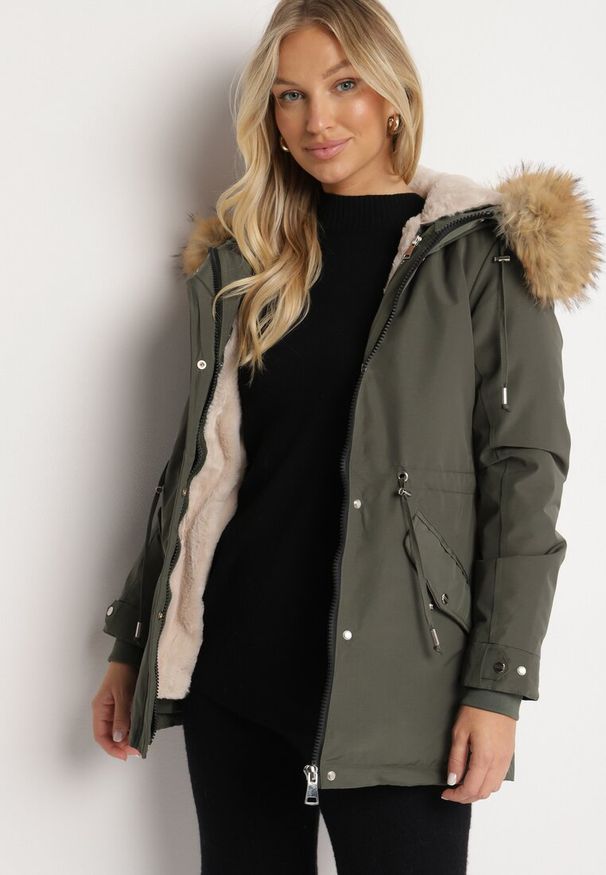 Born2be - Ciemnozielona Zimowa Kurtka Parka z Odpinanym Futerkowym Zdobieniem i Kapturem Sialinnea. Okazja: na spacer, na co dzień. Kolor: zielony. Materiał: dzianina, jeans, futro. Wzór: aplikacja. Sezon: zima. Styl: elegancki, casual, klasyczny