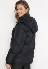 Born2be - Czarna Pudełkowa Kurtka Pikowana z Kapturem Anena. Typ kołnierza: kaptur. Kolor: czarny. Styl: elegancki #3