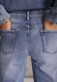 Renee - Niebieskie Klasyczne Jeansy Mom Fit High Waist z Bawełny Uhrlith. Okazja: na co dzień. Stan: podwyższony. Kolor: niebieski. Styl: klasyczny #8