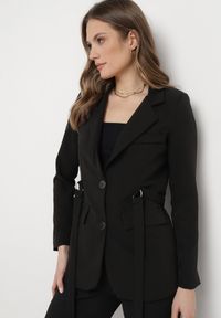 Born2be - Czarna Marynarka Jednorzędowa z Ozdobnym Paskiem i Klapami Orianella. Okazja: do pracy, na spotkanie biznesowe. Kolor: czarny. Materiał: jeans. Styl: elegancki, biznesowy #6