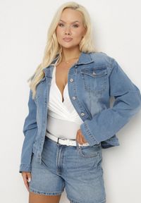 Born2be - Jasnoniebieska Jeansowa Kurtka z Bawełną Ozdobiona Przetarciami Ziarina. Okazja: na co dzień. Kolor: niebieski. Materiał: bawełna, jeans. Wzór: aplikacja. Styl: klasyczny, elegancki, casual #7