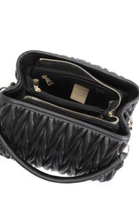 Kazar - Czarna torebka do ręki i na ramię z efektowną skórą. Kolor: czarny. Materiał: skórzane. Styl: wizytowy, casual, biznesowy. Rodzaj torebki: do ręki #3