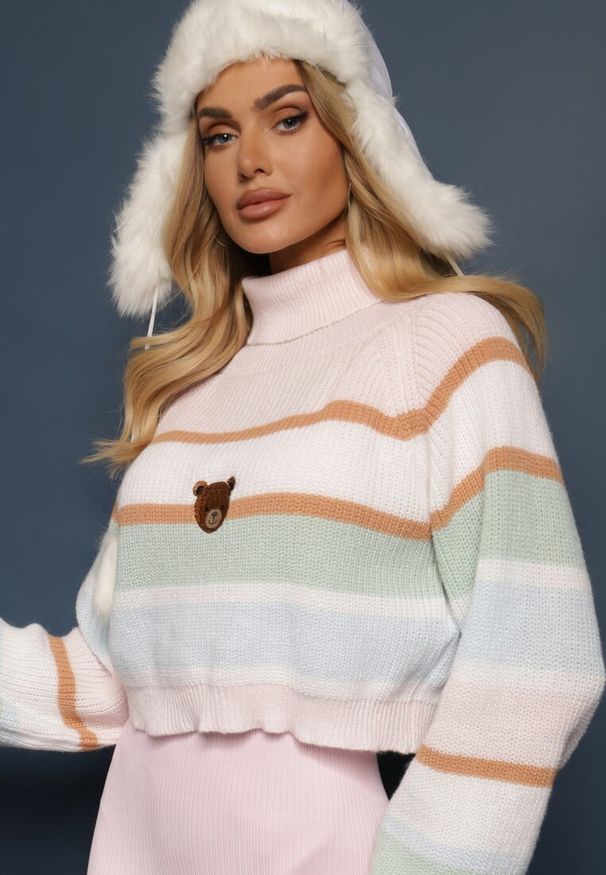 Renee - Różowy Golf Ozdobiony Paskami i Naszywką Misia Terilye. Okazja: na co dzień. Typ kołnierza: golf. Kolor: różowy. Materiał: jeans. Długość rękawa: długi rękaw. Długość: długie. Wzór: aplikacja. Styl: casual, elegancki