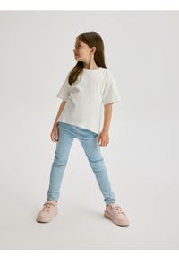 Reserved - Jeansy slim fit z guzikiem w serce - niebieski. Kolor: niebieski