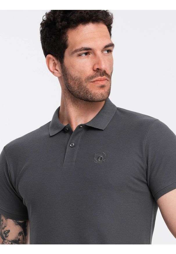 Ombre Clothing - Jednokolorowa koszulka męska polo BASIC z dzianiny pique - grafitowa V3 - Rozmiar: 3XL. Okazja: na co dzień. Typ kołnierza: polo. Kolor: szary. Materiał: dzianina. Wzór: haft, aplikacja, jednolity. Styl: sportowy, wizytowy, casual