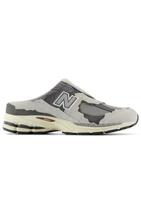 Buty unisex New Balance M2002NA – szare. Zapięcie: bez zapięcia. Kolor: szary. Materiał: skóra, syntetyk, guma, materiał. Szerokość cholewki: normalna. Sport: turystyka piesza