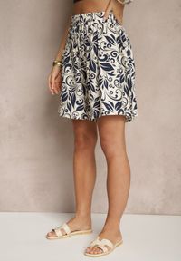 Renee - Granatowe Szorty High Waist z Wiskozy w Kwiatowy Print Dannalis. Okazja: na spacer. Stan: podwyższony. Kolor: niebieski. Materiał: wiskoza. Wzór: kwiaty, nadruk. Styl: elegancki #3