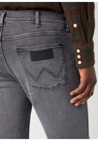 Wrangler - WRANGLER GREENSBORO MĘSKIE SPODNIE JEANSOWE IN SPACE W15Q29353