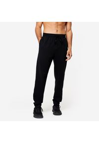 DOMYOS - Spodnie dresowe męskie Domyos Gym & Pilates 500 Essentials regular. Kolor: czarny. Materiał: bawełna, materiał, poliester, elastan. Sport: joga i pilates