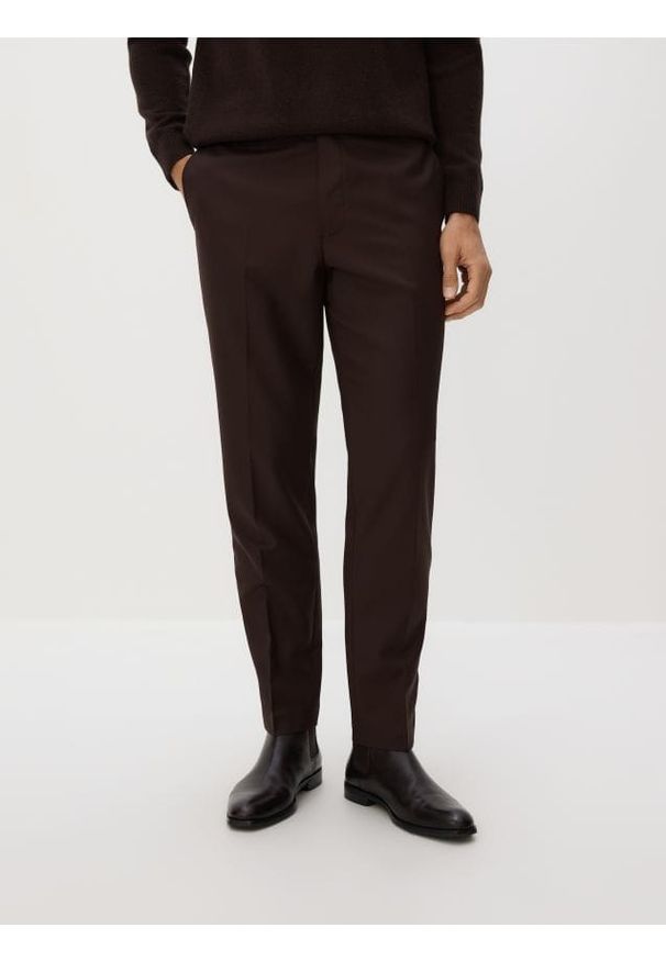 Reserved - Garniturowe spodnie z wełną - brązowy. Kolor: brązowy. Materiał: wełna. Wzór: gładki