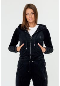 Juicy Couture - JUICY COUTURE Czarna damska bluza Madison, Rozmiar L. Kolor: czarny. Materiał: poliester, welur, materiał. Wzór: aplikacja #1